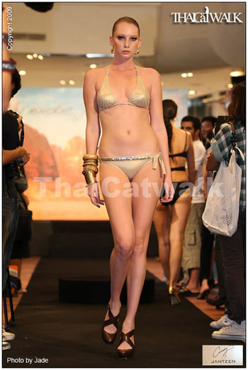 แฟชั่นโชว์ชุดว่ายน้ำ ซินดี้ชวนคุณท่องทะเลทรายผ่านผลงาน Cindy for Jantzen