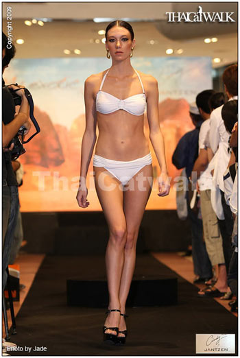 แฟชั่นโชว์ชุดว่ายน้ำ ซินดี้ชวนคุณท่องทะเลทรายผ่านผลงาน Cindy for Jantzen