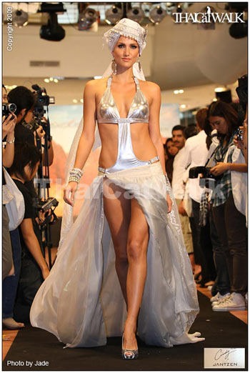 แฟชั่นโชว์ชุดว่ายน้ำ ซินดี้ชวนคุณท่องทะเลทรายผ่านผลงาน Cindy for Jantzen