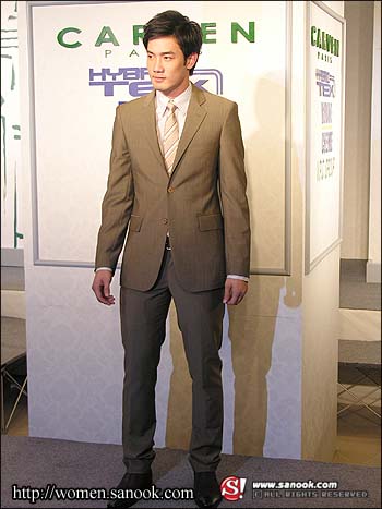 แฟชั่นโชว์สุดชิค ต้อนรับหน้าฝนโดยเฉพาะ