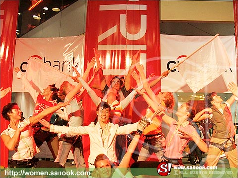 Esprit Vertical Catwalk