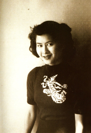 รวมพระฉายาลักษณ์ : สมเด็จพระเจ้าพี่นางเธอฯ / ห้องภาพที่ 2 :  เจริญพระชันษาสง่างาม