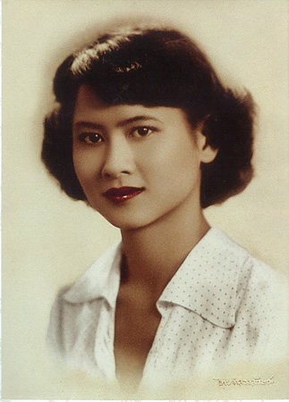 รวมพระฉายาลักษณ์ : สมเด็จพระเจ้าพี่นางเธอฯ / ห้องภาพที่ 2 :  เจริญพระชันษาสง่างาม