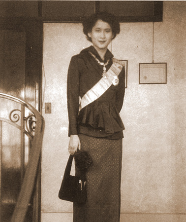 รวมพระฉายาลักษณ์ : สมเด็จพระเจ้าพี่นางเธอฯ / ห้องภาพที่ 2 :  เจริญพระชันษาสง่างาม