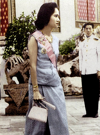 รวมพระฉายาลักษณ์ : สมเด็จพระเจ้าพี่นางเธอฯ / ห้องภาพที่ 2 :  เจริญพระชันษาสง่างาม