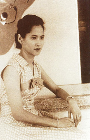 รวมพระฉายาลักษณ์ : สมเด็จพระเจ้าพี่นางเธอฯ / ห้องภาพที่ 2 :  เจริญพระชันษาสง่างาม