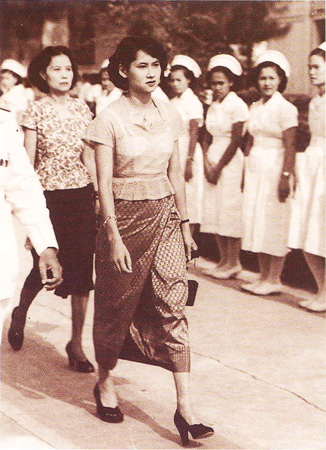 รวมพระฉายาลักษณ์ : สมเด็จพระเจ้าพี่นางเธอฯ / ห้องภาพที่ 2 :  เจริญพระชันษาสง่างาม