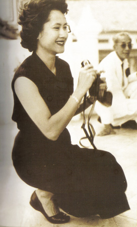 รวมพระฉายาลักษณ์ : สมเด็จพระเจ้าพี่นางเธอฯ / ห้องภาพที่ 2 :  เจริญพระชันษาสง่างาม