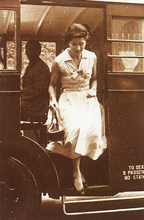 รวมพระฉายาลักษณ์ : สมเด็จพระเจ้าพี่นางเธอฯ / ห้องภาพที่ 2 :  เจริญพระชันษาสง่างาม