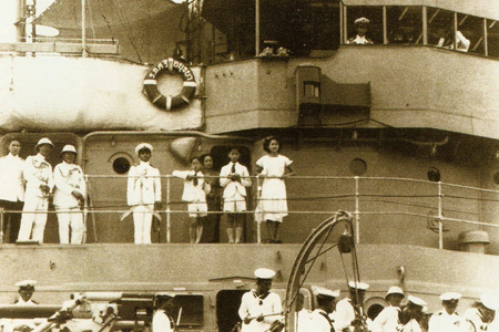 รวมพระฉายาลักษณ์ : สมเด็จพระเจ้าพี่นางเธอฯ / ห้องภาพที่ 2 :  เจริญพระชันษาสง่างาม