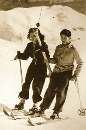 รวมพระฉายาลักษณ์ : สมเด็จพระเจ้าพี่นางเธอฯ / ห้องภาพที่ 2 :  เจริญพระชันษาสง่างาม