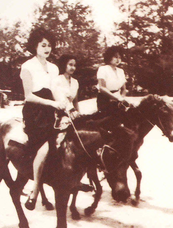 รวมพระฉายาลักษณ์ : สมเด็จพระเจ้าพี่นางเธอฯ / ห้องภาพที่ 2 :  เจริญพระชันษาสง่างาม