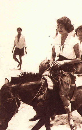 รวมพระฉายาลักษณ์ : สมเด็จพระเจ้าพี่นางเธอฯ / ห้องภาพที่ 2 :  เจริญพระชันษาสง่างาม