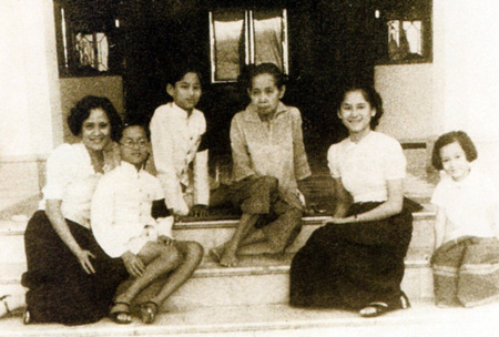 รวมพระฉายาลักษณ์ : สมเด็จพระเจ้าพี่นางเธอฯ / ห้องภาพที่ 2 :  เจริญพระชันษาสง่างาม