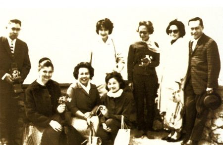 รวมพระฉายาลักษณ์ : สมเด็จพระเจ้าพี่นางเธอฯ / ห้องภาพที่ 2 :  เจริญพระชันษาสง่างาม