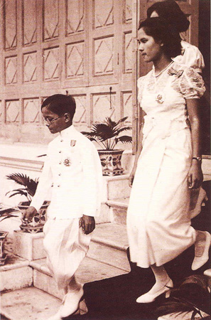 รวมพระฉายาลักษณ์ : สมเด็จพระเจ้าพี่นางเธอฯ / ห้องภาพที่ 2 :  เจริญพระชันษาสง่างาม