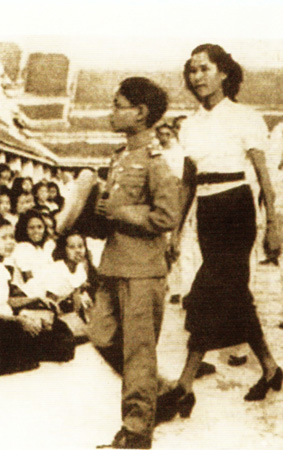 รวมพระฉายาลักษณ์ : สมเด็จพระเจ้าพี่นางเธอฯ / ห้องภาพที่ 2 :  เจริญพระชันษาสง่างาม