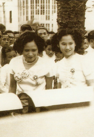 รวมพระฉายาลักษณ์ : สมเด็จพระเจ้าพี่นางเธอฯ / ห้องภาพที่ 2 :  เจริญพระชันษาสง่างาม