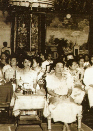 รวมพระฉายาลักษณ์ : สมเด็จพระเจ้าพี่นางเธอฯ / ห้องภาพที่ 2 :  เจริญพระชันษาสง่างาม