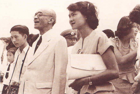 รวมพระฉายาลักษณ์ : สมเด็จพระเจ้าพี่นางเธอฯ / ห้องภาพที่ 2 :  เจริญพระชันษาสง่างาม