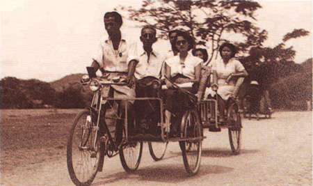 รวมพระฉายาลักษณ์ : สมเด็จพระเจ้าพี่นางเธอฯ / ห้องภาพที่ 2 :  เจริญพระชันษาสง่างาม