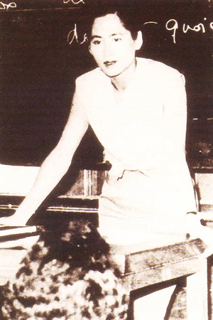 รวมพระฉายาลักษณ์ : สมเด็จพระเจ้าพี่นางเธอฯ / ห้องภาพที่ 2 :  เจริญพระชันษาสง่างาม