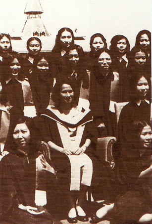 รวมพระฉายาลักษณ์ : สมเด็จพระเจ้าพี่นางเธอฯ / ห้องภาพที่ 2 :  เจริญพระชันษาสง่างาม