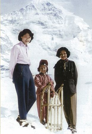 รวมพระฉายาลักษณ์ : สมเด็จพระเจ้าพี่นางเธอฯ / ห้องภาพที่ 2 :  เจริญพระชันษาสง่างาม