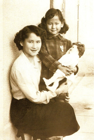 รวมพระฉายาลักษณ์ : สมเด็จพระเจ้าพี่นางเธอฯ / ห้องภาพที่ 2 :  เจริญพระชันษาสง่างาม