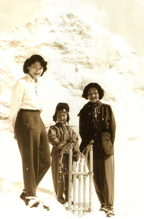 รวมพระฉายาลักษณ์ : สมเด็จพระเจ้าพี่นางเธอฯ / ห้องภาพที่ 2 :  เจริญพระชันษาสง่างาม