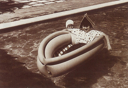 รวมพระฉายาลักษณ์ : สมเด็จพระเจ้าพี่นางเธอฯ / ห้องภาพที่ 2 :  เจริญพระชันษาสง่างาม