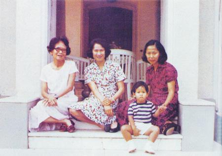 รวมพระฉายาลักษณ์ : สมเด็จพระเจ้าพี่นางเธอฯ / ห้องภาพที่ 2 :  เจริญพระชันษาสง่างาม