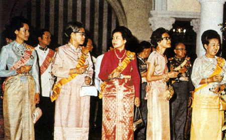 รวมพระฉายาลักษณ์ : สมเด็จพระเจ้าพี่นางเธอฯ / ห้องภาพที่ 2 :  เจริญพระชันษาสง่างาม