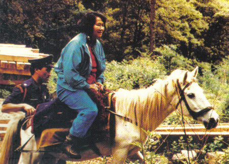 รวมพระฉายาลักษณ์ : สมเด็จพระเจ้าพี่นางเธอฯ / ห้องภาพที่ 2 :  เจริญพระชันษาสง่างาม