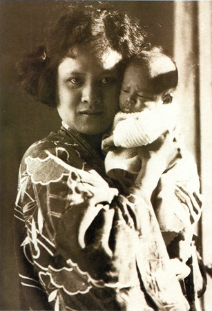 รวมพระฉายาลักษณ์ : สมเด็จพระเจ้าพี่นางเธอฯ / ห้องภาพที่ 1 : ครั้งทรงพระเยาว์