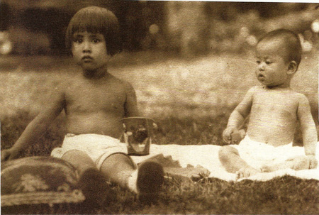 รวมพระฉายาลักษณ์ : สมเด็จพระเจ้าพี่นางเธอฯ / ห้องภาพที่ 1 : ครั้งทรงพระเยาว์