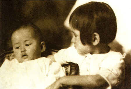 รวมพระฉายาลักษณ์ : สมเด็จพระเจ้าพี่นางเธอฯ / ห้องภาพที่ 1 : ครั้งทรงพระเยาว์