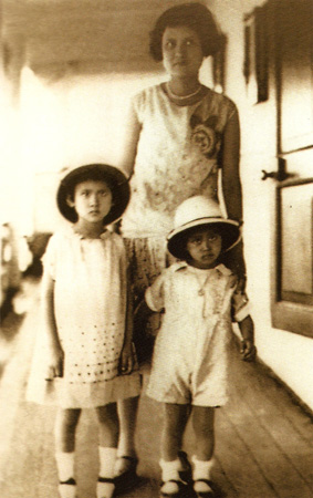 รวมพระฉายาลักษณ์ : สมเด็จพระเจ้าพี่นางเธอฯ / ห้องภาพที่ 1 : ครั้งทรงพระเยาว์