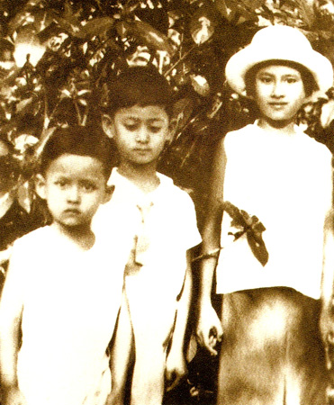 รวมพระฉายาลักษณ์ : สมเด็จพระเจ้าพี่นางเธอฯ / ห้องภาพที่ 1 : ครั้งทรงพระเยาว์