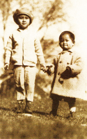 รวมพระฉายาลักษณ์ : สมเด็จพระเจ้าพี่นางเธอฯ / ห้องภาพที่ 1 : ครั้งทรงพระเยาว์