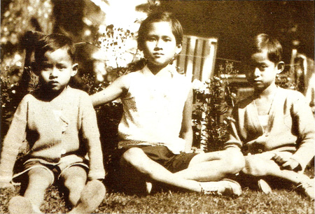 รวมพระฉายาลักษณ์ : สมเด็จพระเจ้าพี่นางเธอฯ / ห้องภาพที่ 1 : ครั้งทรงพระเยาว์