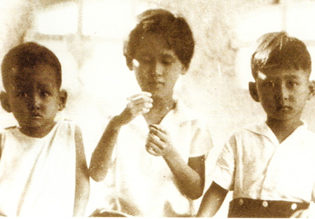 รวมพระฉายาลักษณ์ : สมเด็จพระเจ้าพี่นางเธอฯ / ห้องภาพที่ 1 : ครั้งทรงพระเยาว์