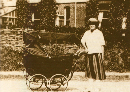 รวมพระฉายาลักษณ์ : สมเด็จพระเจ้าพี่นางเธอฯ / ห้องภาพที่ 1 : ครั้งทรงพระเยาว์