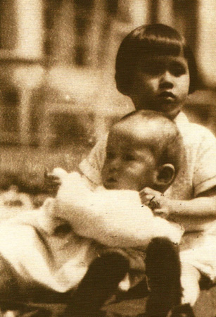 รวมพระฉายาลักษณ์ : สมเด็จพระเจ้าพี่นางเธอฯ / ห้องภาพที่ 1 : ครั้งทรงพระเยาว์