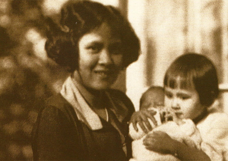 รวมพระฉายาลักษณ์ : สมเด็จพระเจ้าพี่นางเธอฯ / ห้องภาพที่ 1 : ครั้งทรงพระเยาว์