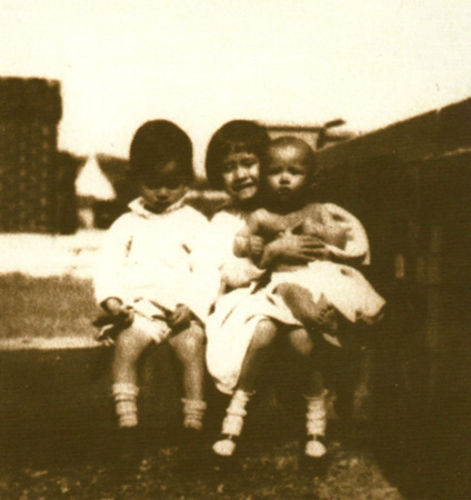 รวมพระฉายาลักษณ์ : สมเด็จพระเจ้าพี่นางเธอฯ / ห้องภาพที่ 1 : ครั้งทรงพระเยาว์