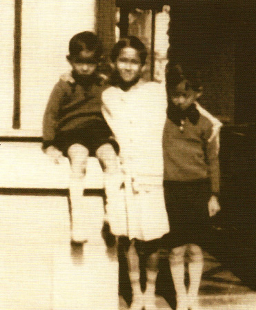 รวมพระฉายาลักษณ์ : สมเด็จพระเจ้าพี่นางเธอฯ / ห้องภาพที่ 1 : ครั้งทรงพระเยาว์