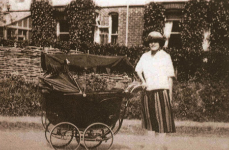 รวมพระฉายาลักษณ์ : สมเด็จพระเจ้าพี่นางเธอฯ / ห้องภาพที่ 1 : ครั้งทรงพระเยาว์