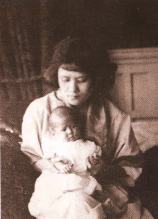 รวมพระฉายาลักษณ์ : สมเด็จพระเจ้าพี่นางเธอฯ / ห้องภาพที่ 1 : ครั้งทรงพระเยาว์