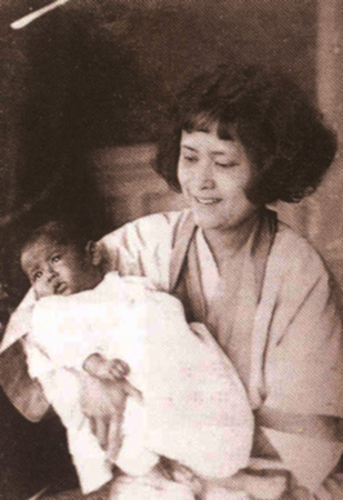 รวมพระฉายาลักษณ์ : สมเด็จพระเจ้าพี่นางเธอฯ / ห้องภาพที่ 1 : ครั้งทรงพระเยาว์